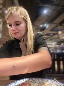 Snapshot of Betsy chatting on 4, 1, 2025 Betsy online show from 4, 1, 2025