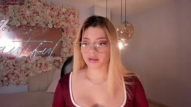 Snapshot of MadisonKane chatting on 7, 5, 2026 MadisonKane online show from 7, 5, 2026