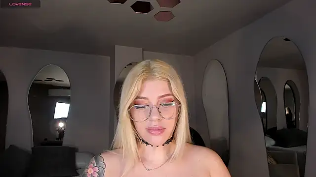 Snapshot of MadisonKane chatting on 12, 5, 2026 MadisonKane online show from 12, 5, 2026