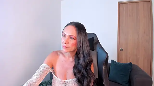 Snapshot of Cleoember_ chatting on 4, 6, 2026 Cleoember online show from 4, 6, 2026