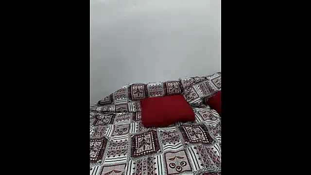 Snapshot of desigirl64 chatting on 4, 12, 2025 desigirl64 online show from 4, 12, 2025