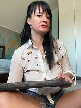 CherryCherry03 online show from 10, 3, 2026