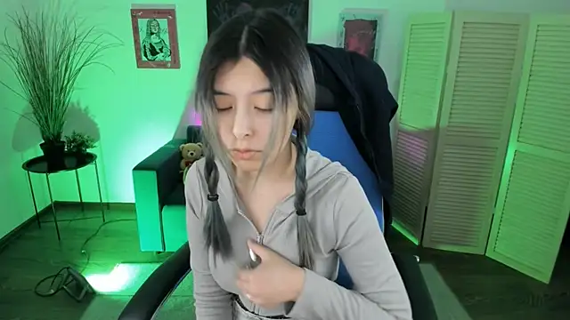 Snapshot of SirenMystiq chatting on 19, 12, 2025 SirenMystiq online show from 19, 12, 2025