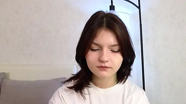 NyraVesperis online show from 8, 5, 2026
