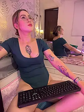 Annyhathatway online show from 1, 4, 2026