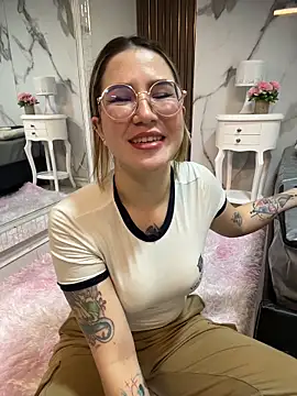 Annyhathatway online show from 15, 5, 2026