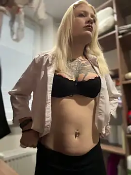 Snapshot of TeaseKitten- chatting on 18, 12, 2025 TeaseKitten- online show from 18, 12, 2025