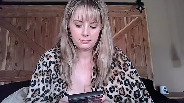 onesmittenkitten online show from 3, 3, 2026