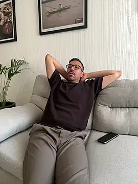 AdrianGarcia89 online show from 18, 4, 2026