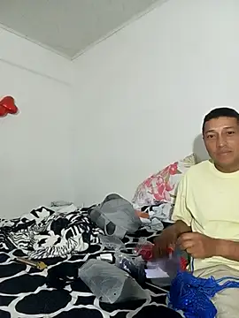 pareja latina1483 online show from 9, 1, 2026