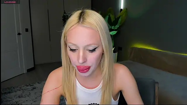 Luna Beverly online show from 10, 4, 2026