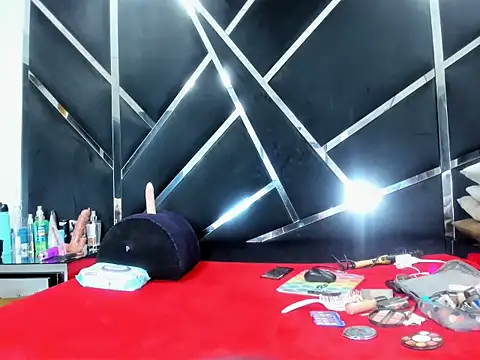 LauraScarlet online show from 2, 3, 2026