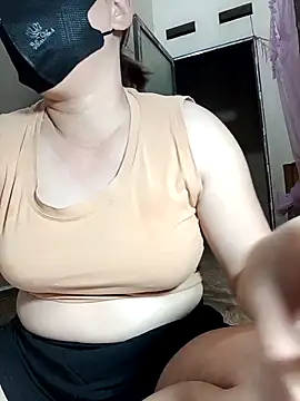 Snapshot of Lyna_sexy24 chatting on 11, 4, 2026 Lyna sexy24 online show from 11, 4, 2026