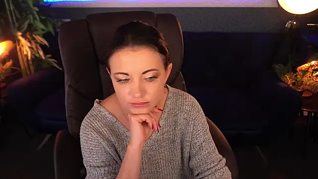 Dafni Monn online show from 6, 11, 2025