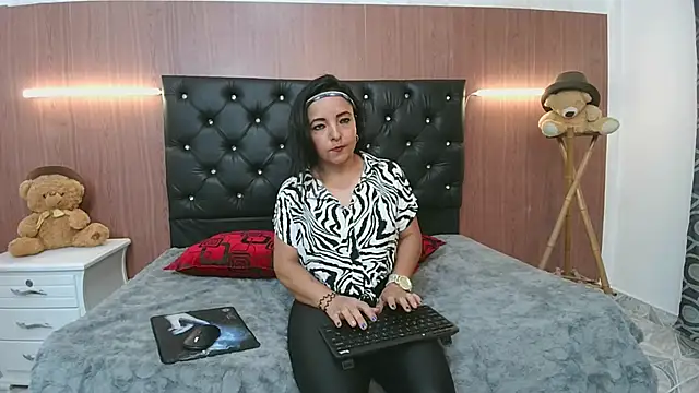 lolitaa lux online show from 13, 1, 2026