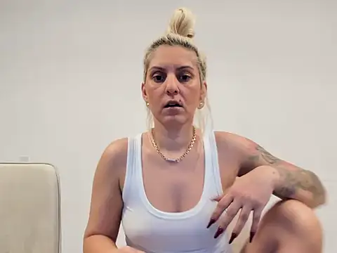 Snapshot of EvelynEvyyy chatting on 5, 2, 2026 EvelynEvyyy online show from 5, 2, 2026