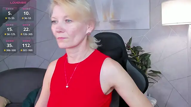 Snapshot of Julie_Lucas chatting on 22, 6, 2026 Julie Lucas online show from 22, 6, 2026
