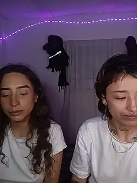 Snapshot of AlexxaAndRileyy chatting on 26, 6, 2026 AlexxaAndRileyy online show from 26, 6, 2026