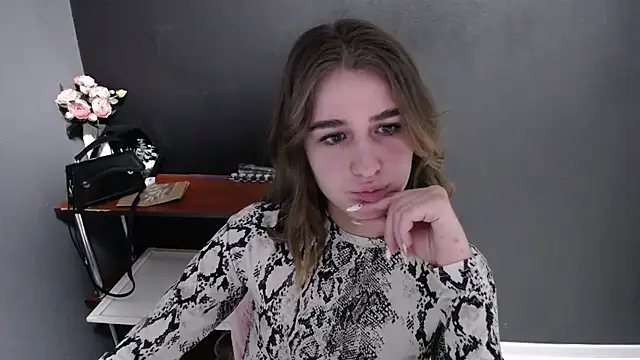 Sunny siren online show from 5, 3, 2026