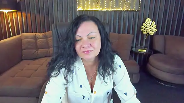 Snapshot of IrissMoon chatting on 4, 6, 2026 IrissMoon online show from 4, 6, 2026