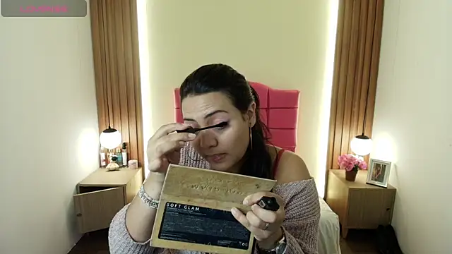 Snapshot of IvonneRoss_ chatting on 6, 4, 2026 IvonneRoss online show from 6, 4, 2026