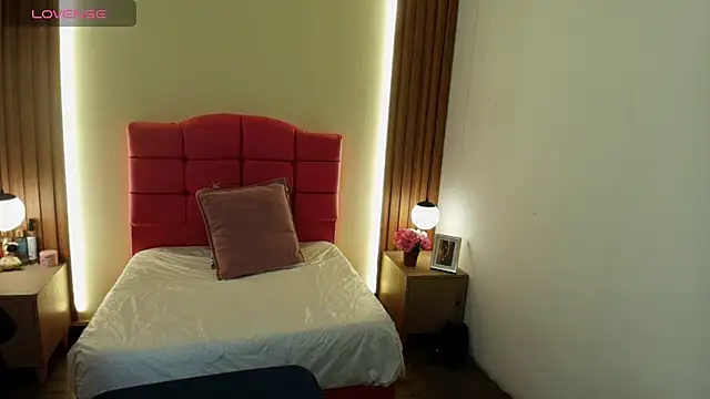 Snapshot of IvonneRoss_ chatting on 7, 4, 2026 IvonneRoss online show from 7, 4, 2026