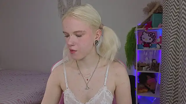 Snapshot of Mia_WaterFall chatting on 15, 4, 2026 Mia WaterFall online show from 15, 4, 2026