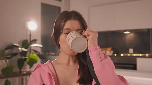 Snapshot of EleniRoeber chatting on 4, 2, 2026 EleniRoeber online show from 4, 2, 2026