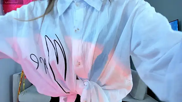 Snapshot of TreasaCrebs chatting on 10, 2, 2026 TreasaCrebs online show from 10, 2, 2026