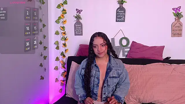 Snapshot of emiily_curly chatting on 27, 4, 2026 emiily curly online show from 27, 4, 2026