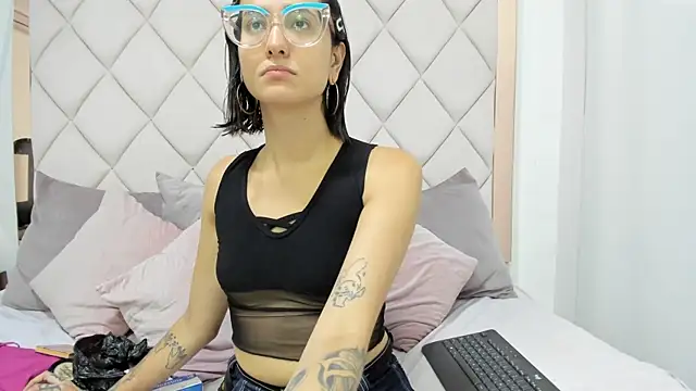 crystalstonee online show from 8, 6, 2026