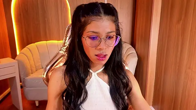 Snapshot of Alina_b_ chatting on 9, 7, 2026 Alina b online show from 9, 7, 2026