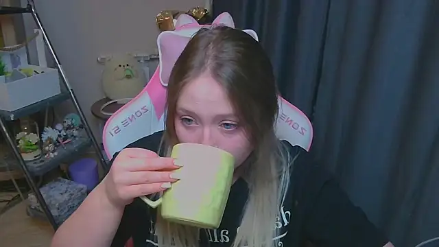 Snapshot of Emiliaaah chatting on 4, 2, 2026 Emiliaaah online show from 4, 2, 2026