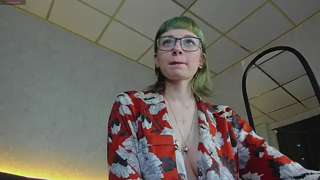 Scarle Whisper online show from 27, 2, 2026