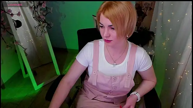 Snapshot of CuttieEmma chatting on 6, 5, 2026 CuttieEmma online show from 6, 5, 2026