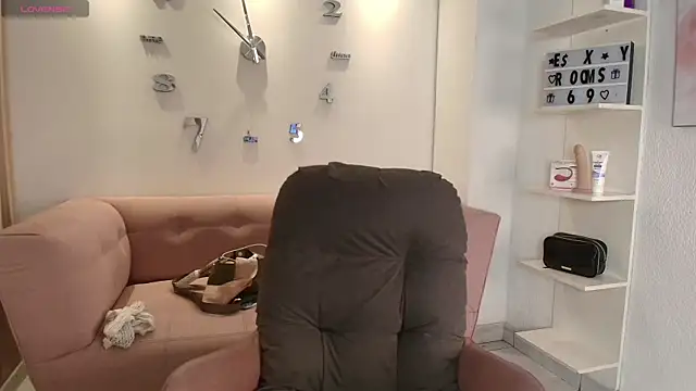 Luna Millers online show from 6, 4, 2026