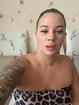 Snapshot of sexybatwomen33 chatting on 27, 6, 2026 sexybatwomen33 online show from 27, 6, 2026