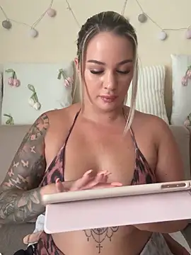 Snapshot of sexybatwomen33 chatting on 27, 6, 2026 sexybatwomen33 online show from 27, 6, 2026