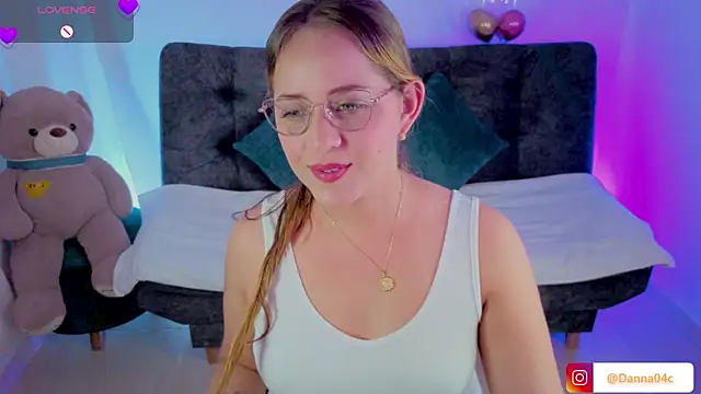 Snapshot of DannaCouper_ chatting on 11, 4, 2026 DannaCouper online show from 11, 4, 2026