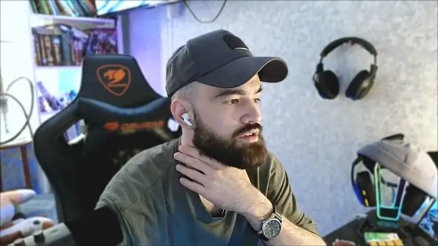 Snapshot of _Mostly_ chatting on 7, 4, 2026 Mostly online show from 7, 4, 2026