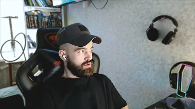 Snapshot of _Mostly_ chatting on 14, 4, 2026 Mostly online show from 14, 4, 2026