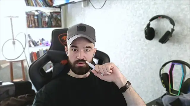 Snapshot of _Mostly_ chatting on 15, 4, 2026 Mostly online show from 15, 4, 2026