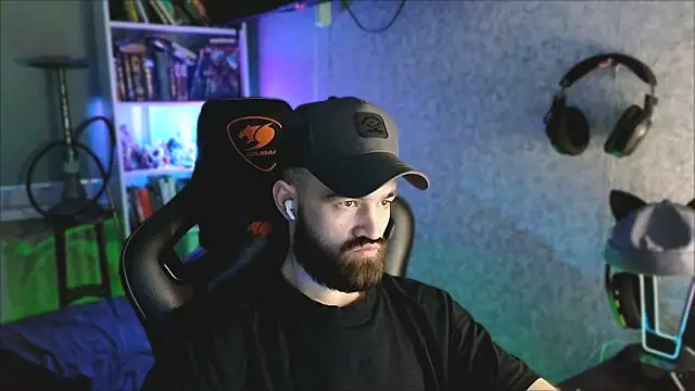 Snapshot of _Mostly_ chatting on 15, 4, 2026 Mostly online show from 15, 4, 2026