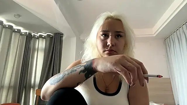 Snapshot of LuxureMia chatting on 2, 2, 2026 LuxureMia online show from 2, 2, 2026