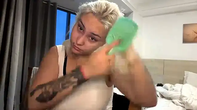 Snapshot of LuxureMia chatting on 12, 2, 2026 LuxureMia online show from 12, 2, 2026