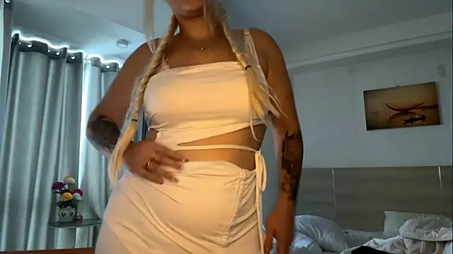 Snapshot of LuxureMia chatting on 15, 2, 2026 LuxureMia online show from 15, 2, 2026