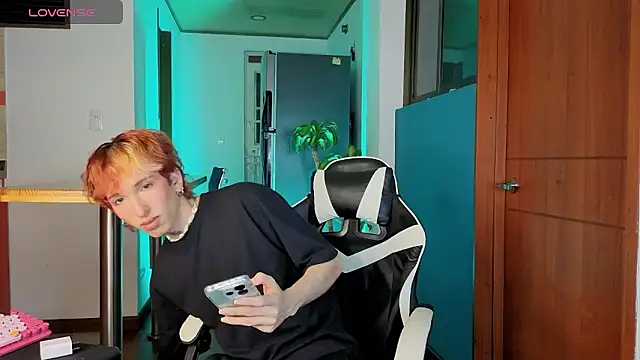 golden twink  online show from 11, 2, 2026