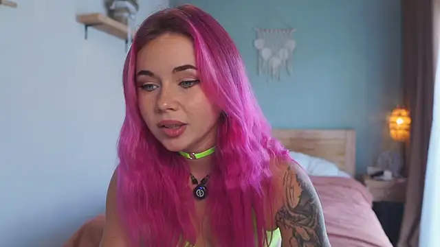 Sarah Pink online show from 4, 12, 2025