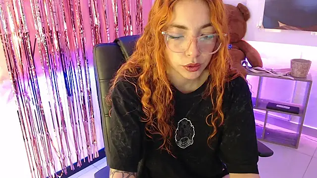 Snapshot of mere_in_redd chatting on 4, 5, 2026 mere in redd online show from 4, 5, 2026