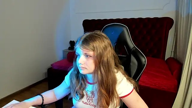 ChloeHalses online show from 8, 6, 2026